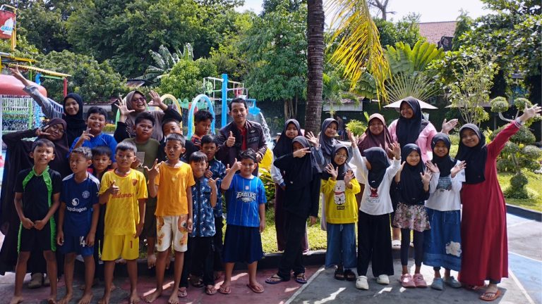 Bermain Dan Berenang Bersama Peserta Bimbel Gratis Masjid Nurul Iman di Galaxy Waterpark Yogyakarta